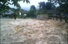 14  Juni 2016: Banjir bandang dan angin puting beliung terjang Tulungagung